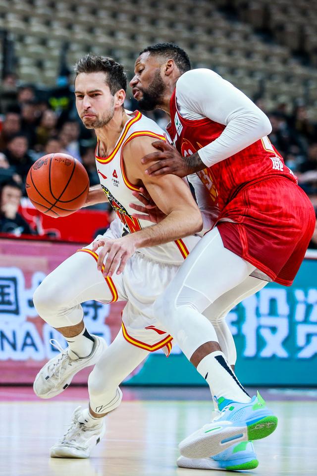 关于马德里竞技迎CBA季后赛关键赛；赛后豪取连胜；引发热议；年轻球员得到机会的信息