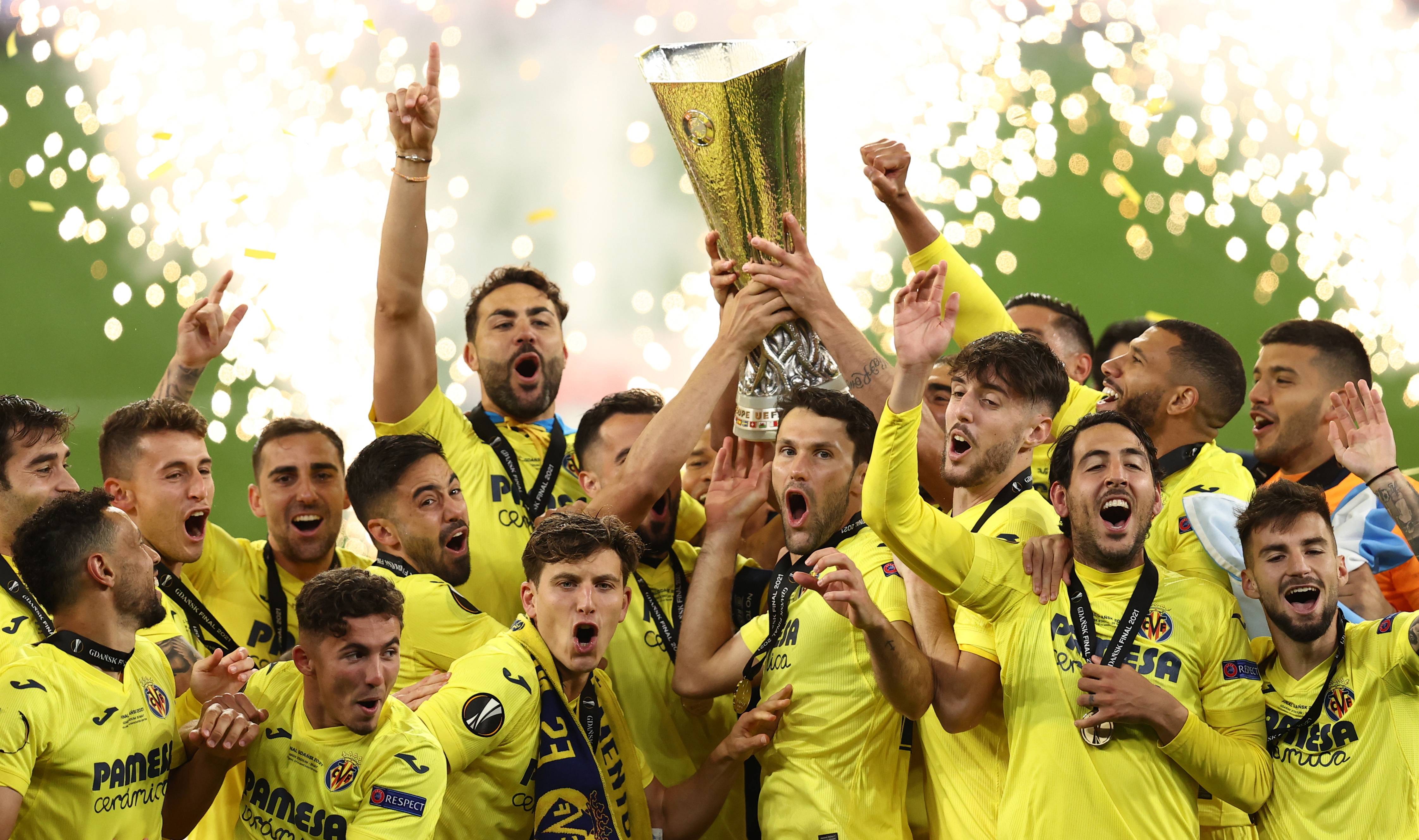 包含从里程碑夜那不勒斯完成体检到比利亚雷亚尔状态回暖备战欧冠，广州队围绕意甲防线松动的词条