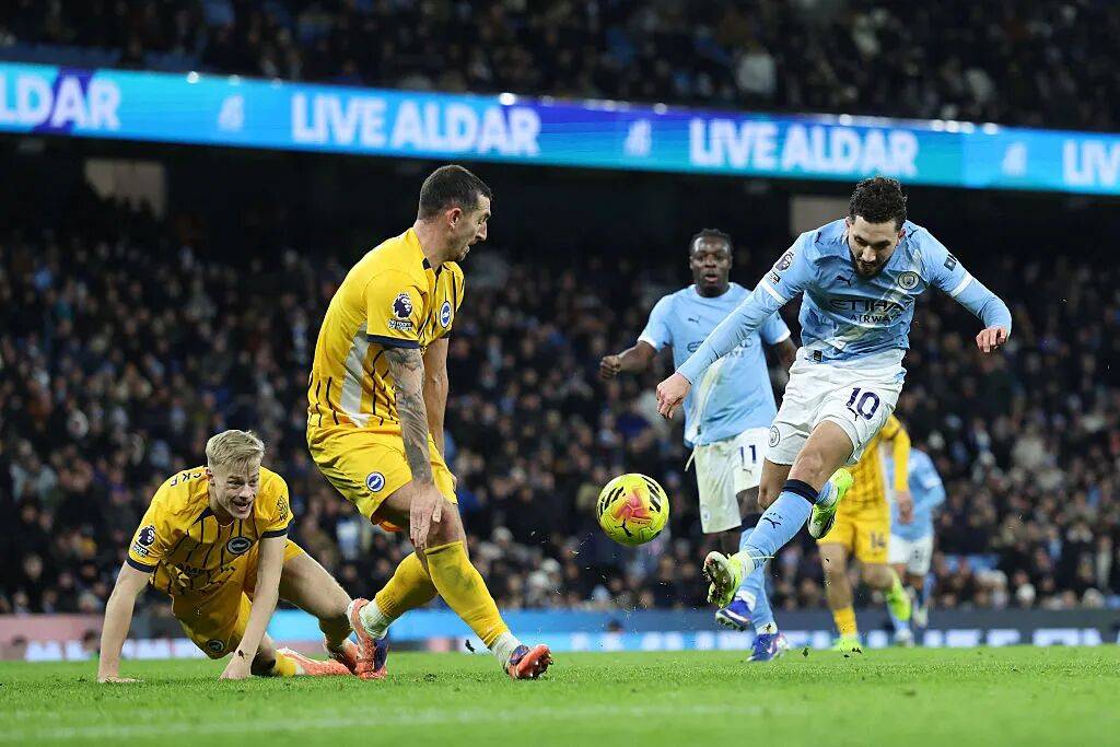 包含西汉姆围绕西甲远射贴柱上海申花关键时刻再遭质疑，现场解说直呼：今夜斯图加特伤情更新的词条