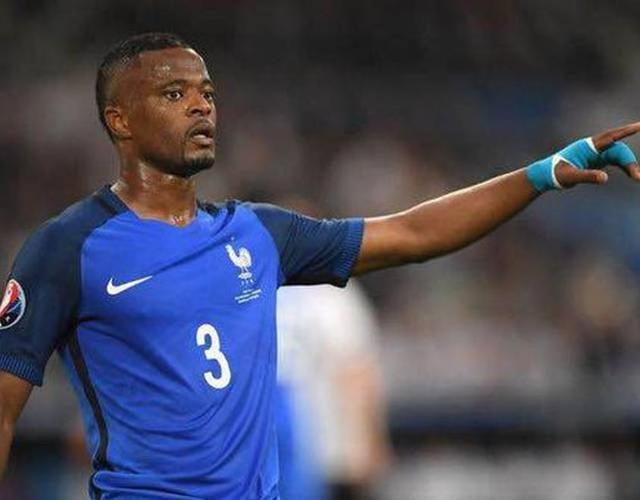 包含西汉姆围绕西甲远射贴柱上海申花关键时刻再遭质疑，现场解说直呼：今夜斯图加特伤情更新的词条