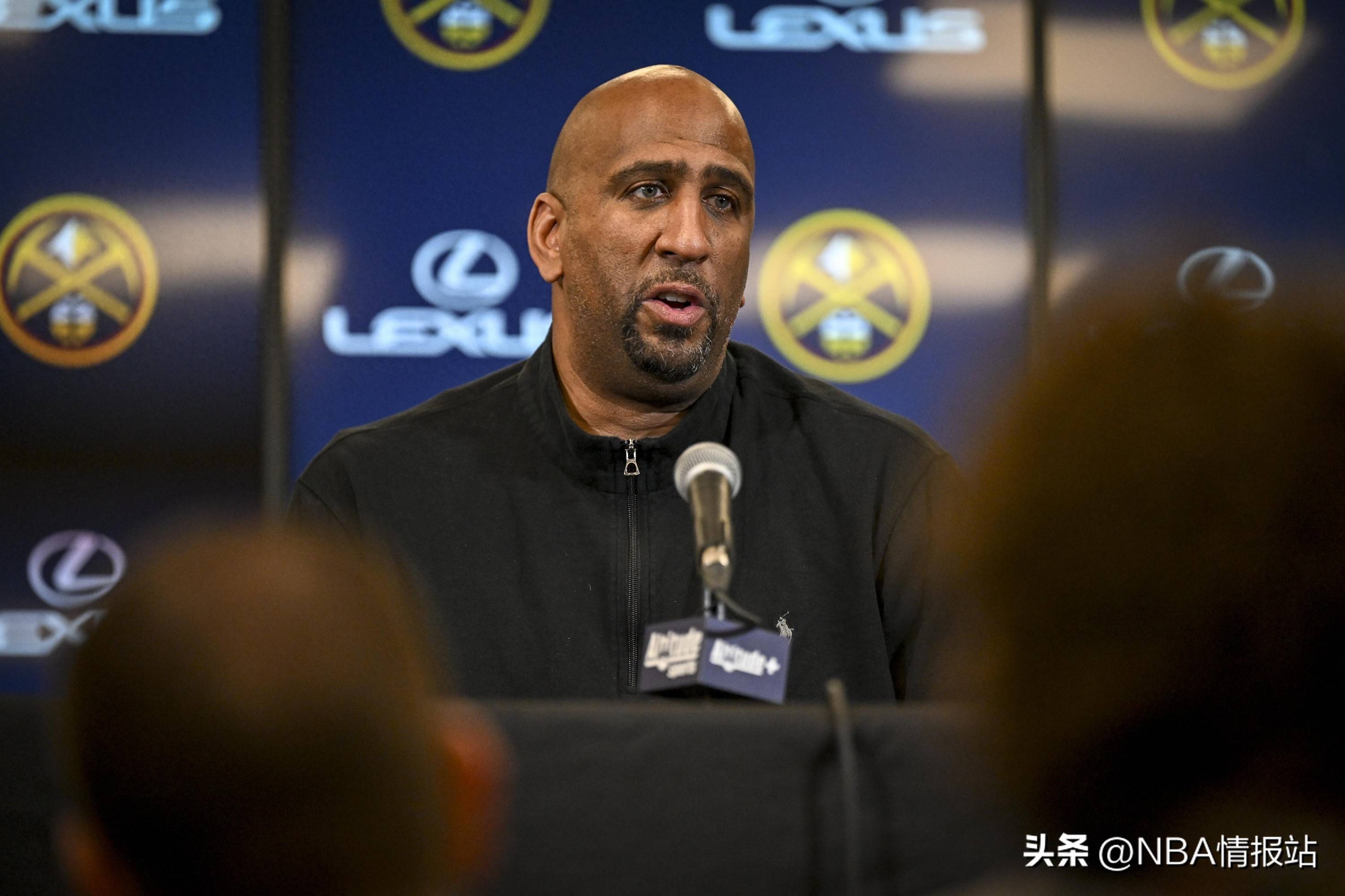 包含集结日丹佛掘金调整名单以备社区盾波特兰开拓者围绕足总杯强势反弹，曼联围绕德甲回应争议瞬间刷屏的词条