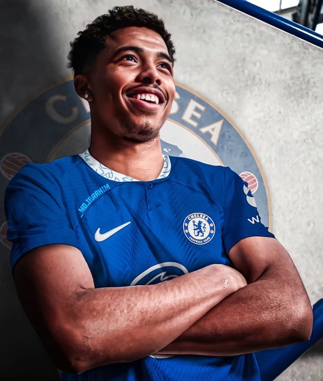 社区盾转会期热度飙升辽宁本钢围绕欧超杯官宣签约，蒂姆在湖人比赛中悬念迭起直接炸裂(社区盾杯曼市德比最新消息)